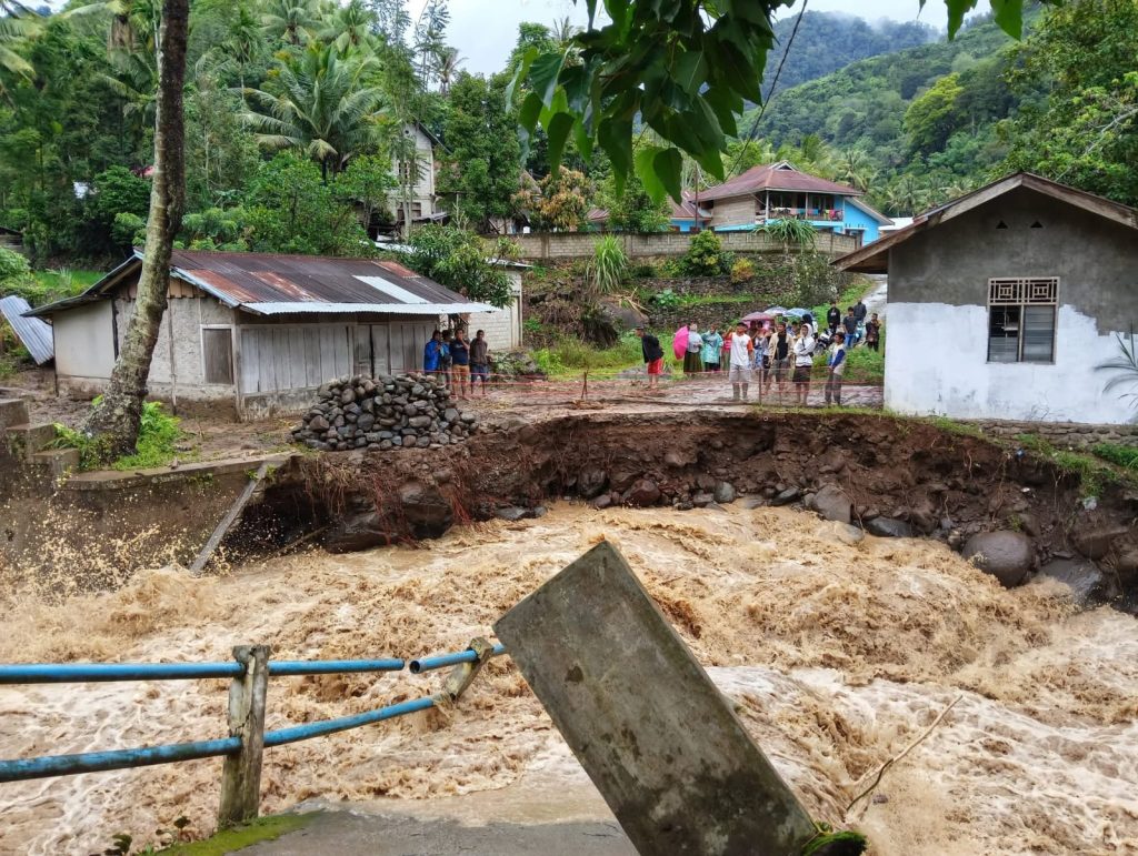 Banjir di Solok, 75 KK Terisolasi Akibat Jembatan Putus