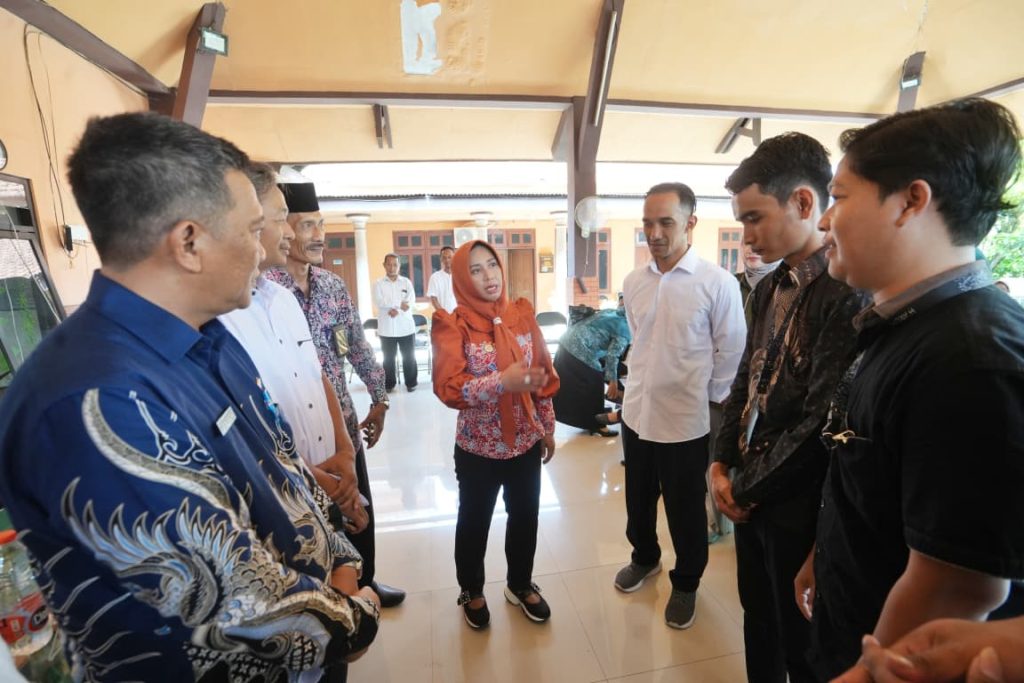 Ning Ita Dorong KKMP Mojokerto Perluas Jangkauan Pasar Wali Kota Mojokerto, Ika Puspitasari saat berkunjung ke KKMP Kelurahan Blooto, Jumat (31/10/2025) (Foto: Diskominfo Kota Mojokerto)