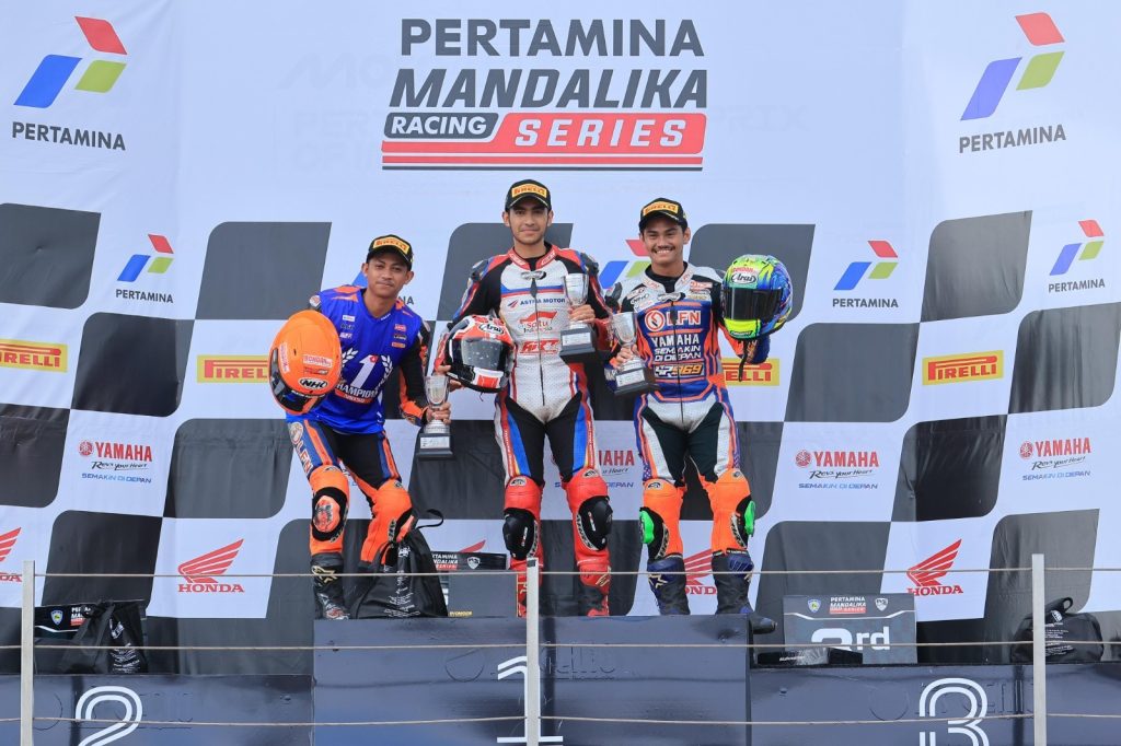 Tim ART Yogyakarta Raih Podium Ganda di Final Mandalika 2025 Andi Gilang (tengah) yang menyumbang 3 podium di dua kelas berbeda, double winner pada kelas NS150cc dan podium 3 dikelas NS250cc pada gelaran final Mandalika Racing Team 2025