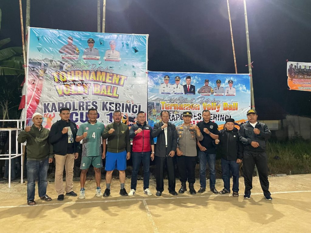 Desa Sembilan Meriahkan Pembukaan Turnamen Kapolres Cup Wakil Wali Kota Sungai Penuh, Azhar Hamzah saat membuka Turnamen Volly Ball Kapolres Kerinci Cup 1 Tahun 2025 di Desa Sembilan, Kecamatan Tanah Kampung, Kota Sungai Penuh, Kamis (6/11/2025) (Vina/GOnews.id)