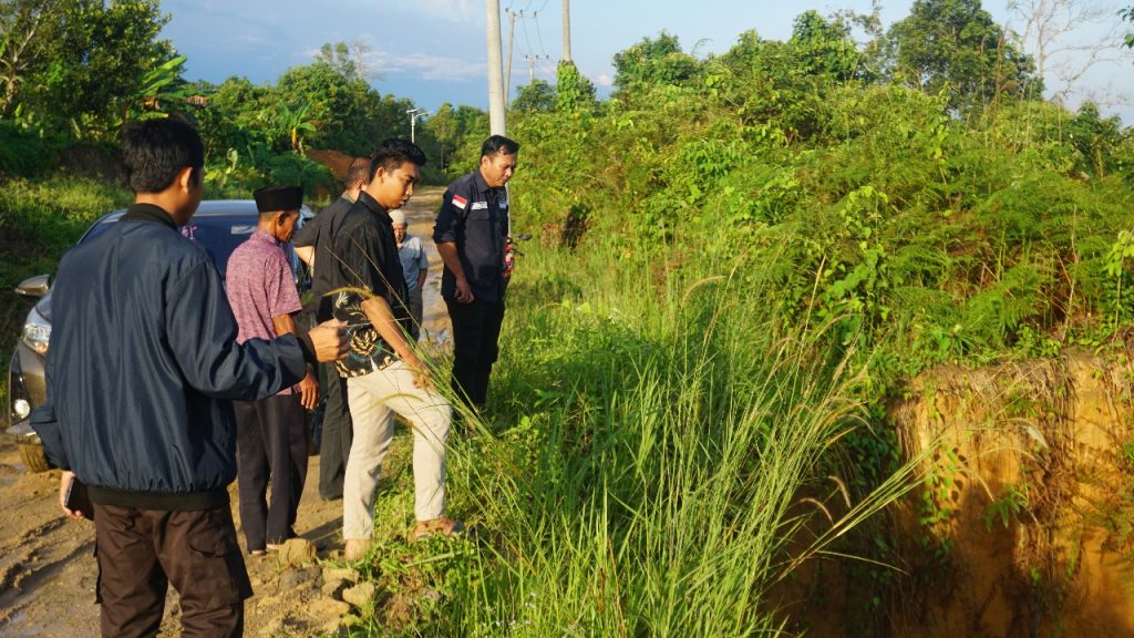 Legislator Golkar Kukar Tinjau Jalan Longsor di Desa Tani Bhakti Johansyah, anggota DPRD Kutai Kartanegara, saat meninjau jalan di Desa Tani Bhakti