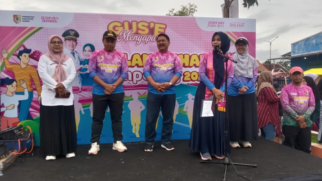 Kadispora Kabupaten Jember Edy Budi Susilo menghadiri acara jalan sehat di di Lapangan Padomasan (Edi Mulyono/GOnews.id)
