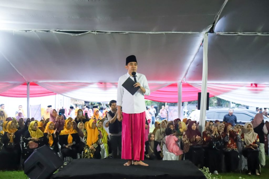 Bupati Jember Muhammad Fawaid sewaktu menyampaikan para guru ngaji dan ketua pengajian di Wringin agung