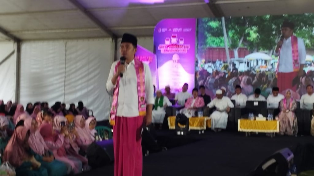 Gus Fawait Tegaskan Komitmen Layanan Gratis untuk Rakyat Bupati Jember Muhammad Fawaid saat menghadiri acara apel sholawat bersama emak emak SE kecamatan Jombang (Foto: Edi Mulyono/GOnews.id)