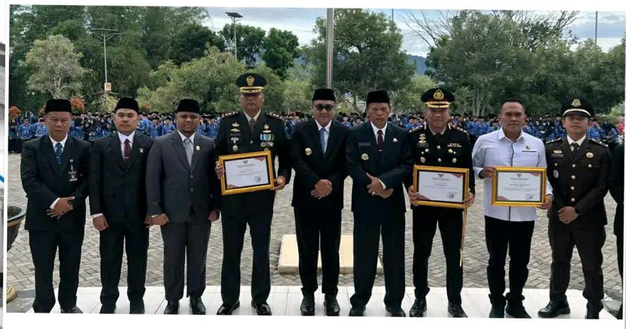 Wako Alfin Pimpin Hari Pahlawan, Beri Penghargaan dan Bantuan Wali Kota Sungai Penuh, Alfin, SH, usai memimpin upacara peringatan Hari Pahlawan tahun 2025 di Lapangan Kantor Wali Kota Sungai Penuh, Senin (10/11/2025) (Vina/GOnews.id)