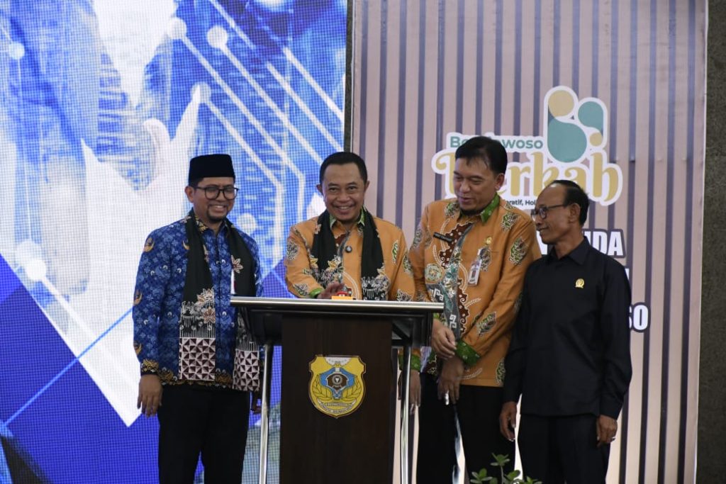 Job Fair Bondowoso Sediakan 1.290 Lowongan Kerja Baru Bupati Bondowoso KH Abdul Hamid Wahid (kedua kiri) bersama jajaran Forkopimda secara simbolis menekan tombol peluncuran aplikasi “Kerja Berkah” saat pembukaan Bondowoso Job Fair 2025 di Gelora Bondowoso, Rabu (12/11/2025).