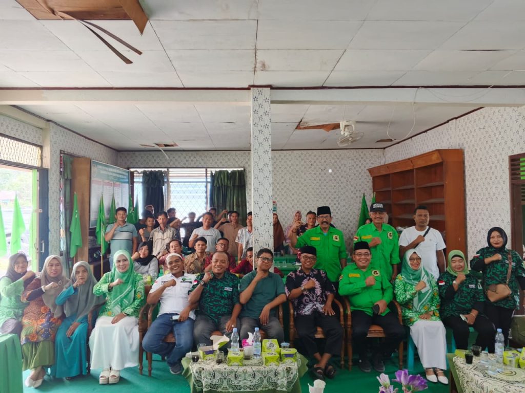 PPP Pasbar Dorong Sayap Partai Aktif Edukasi Politik Masyarakat Suasana kebersamaan pengurus DPC PPP Pasaman Barat bersama para kader organisasi sayap partai usai mengikuti kegiatan Pendidikan Politik di Kantor DPC PPP Pasbar, Jumat (14/11/2025). (Foto: Saipen/GOnews.id).