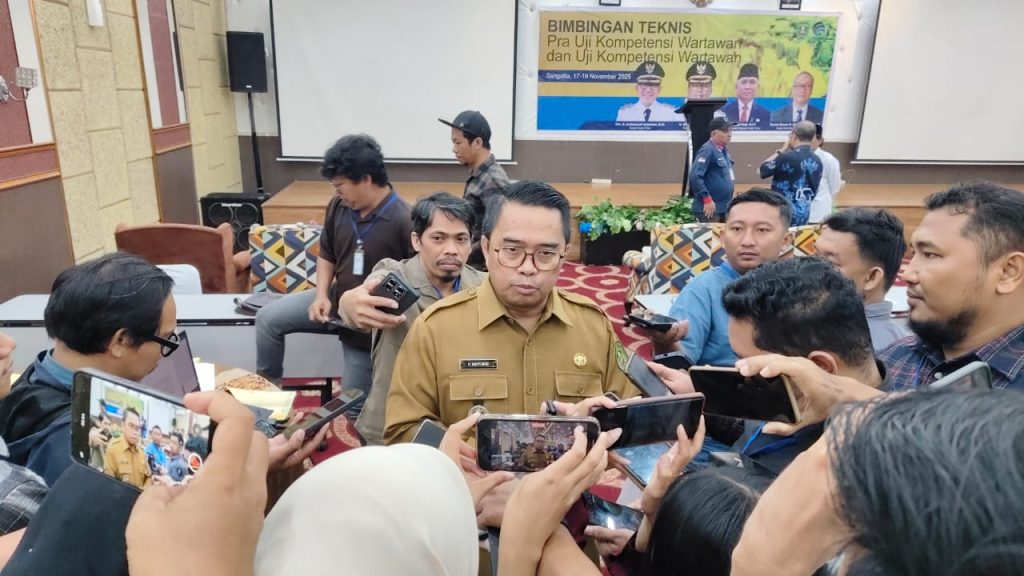 Mahyunadi: Wartawan Harus Jadi Penjernih, Bukan Pemicu Bising Mahyunadi, Wakil Bupati Kutai Timur (Kutim) usai membuka UKW XLI di D’Lounge Hotel Royal Victoria, Selasa (18/11/2025) (AM/GOnews.id)