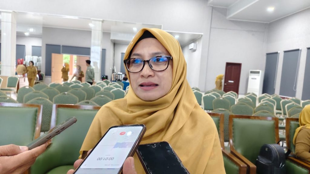 DLH Kutim Sosialisasikan Instruksi Bupati, Tekankan Pengelolaan Sampah dari Sumber Nurrahmi Asmalia, Kepala Bidang Penaatan dan Peningkatan Kapasitas Lingkungan Hidup DLH Kutim