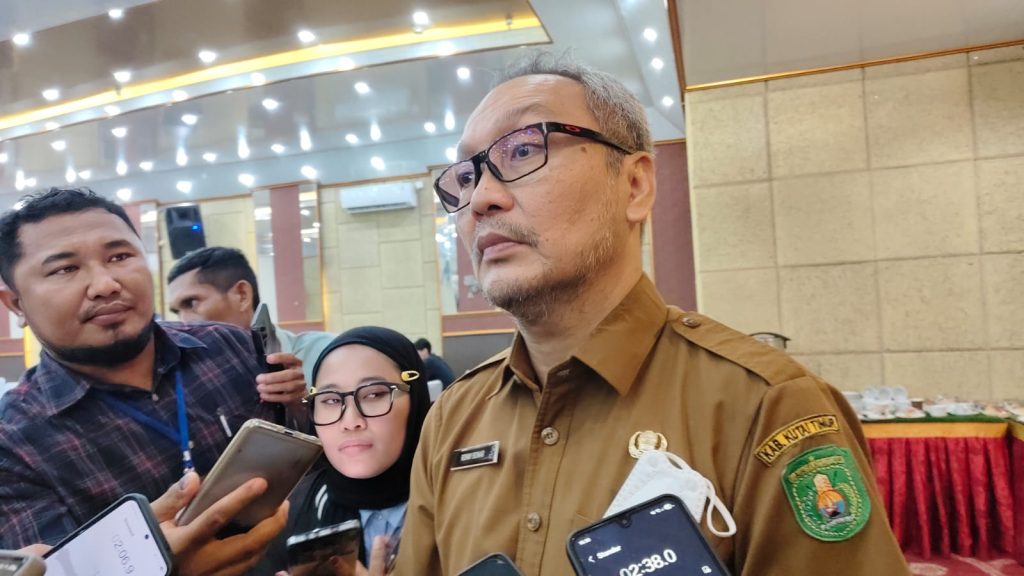 Ronny Bonar: Internet Gratis di Sekolah Wujud Komitmen Pemerataan Akses Ronny Bonar Hamonangan Siburian, Kepala Dinas Komunikasi, Informatika, Statistik dan Persandian (Kominfo Staper) Kutai Timur, saat ditemui di Hotel Royal Victoria Sangatta, Selasa (18/11/2025) (AM/GOnews.id)