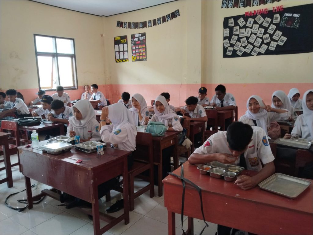 Siswa SMPN 3 Bondowoso Riuh Sambut Paket Gizi MBG Sejumlah siswa SMPN 3 Bondowoso menikmati hidangan Program Makan Bergizi Gratis (MBG) di dalam kelas, seusai pendistribusian paket makanan