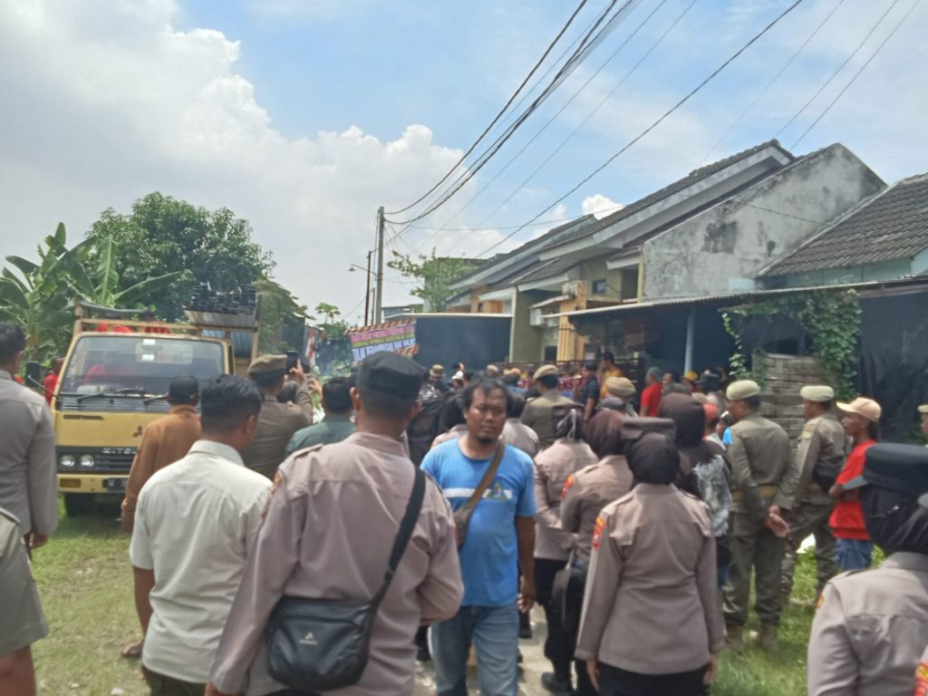 Eksekusi sengketa lahan di Desa Jumputrejo, Kecamatan Sukodono, Rabu (19/11/2025).