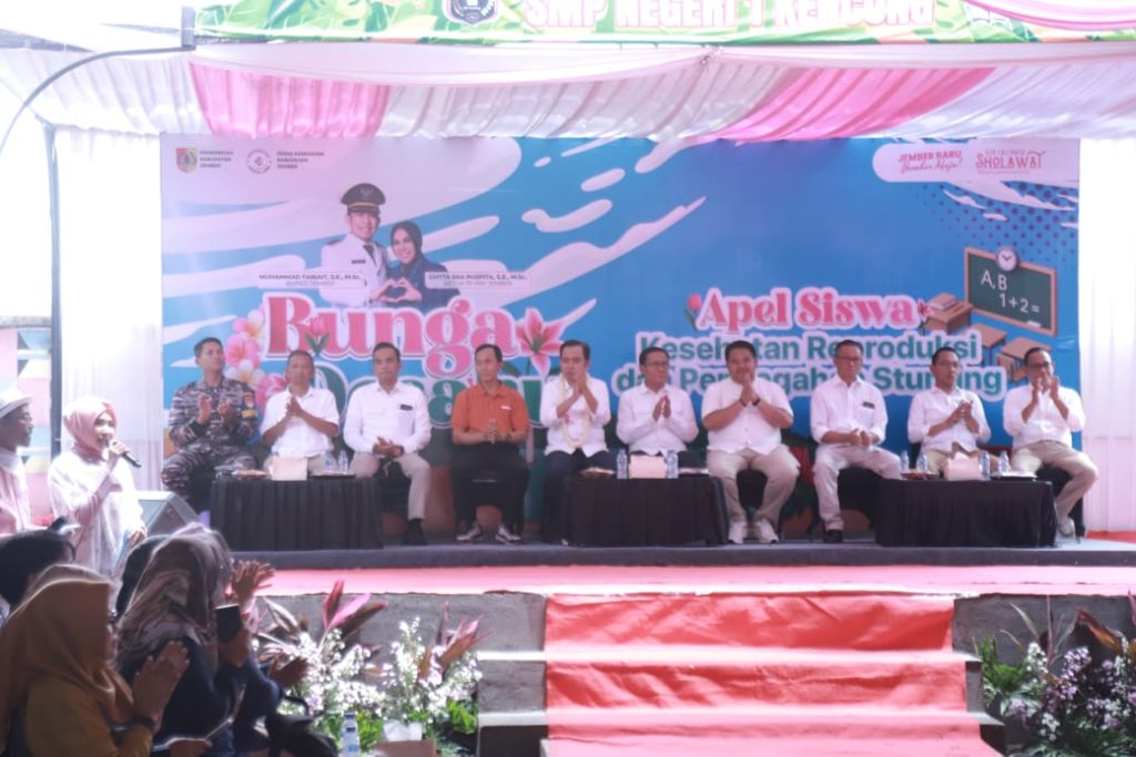 Gus Fawait Tekankan Literasi dan Edukasi Reproduksi Foto Edi Mulyono.Bupati Jember Muhammad Fawait bersama OPD di acara Bunga desaku SMP Negeri 1 Kencong
