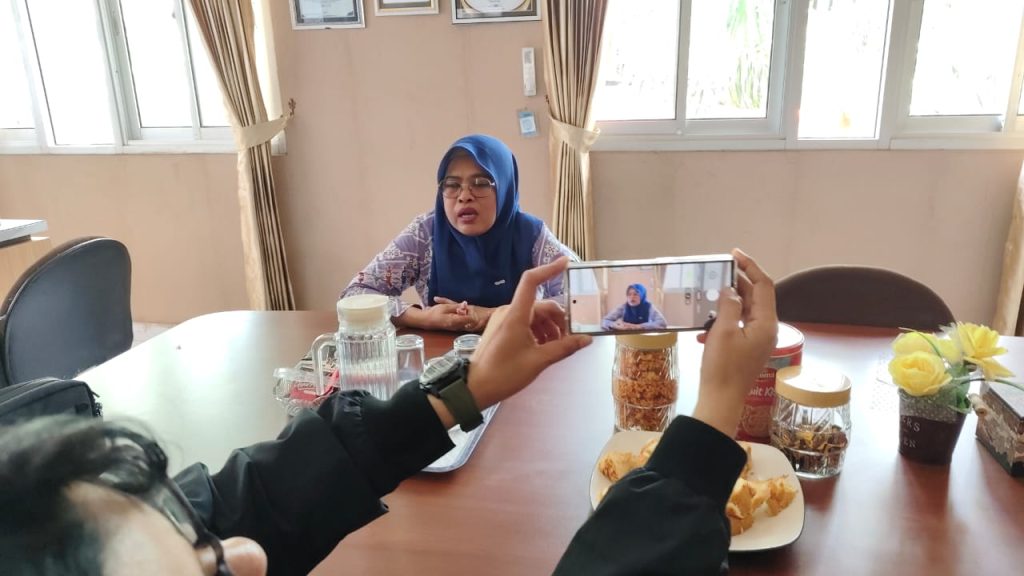 Kampung Beragam Dorong Kemandirian Pangan Warga Sangatta Utara Camat Sangatta Utara, Hasdiah Dohi saat diwawancarai di Ruang Kerjanya