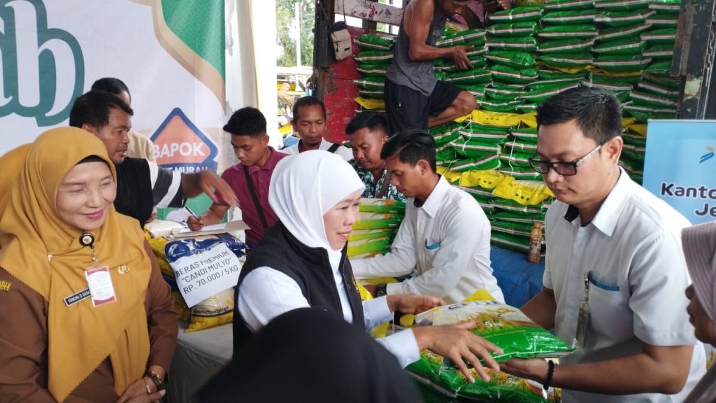 Foto Edi Mulyono.Gubernur Jawa Timur Khofifah Indar parawansa dalam acara pasar murah di kali urang Jember