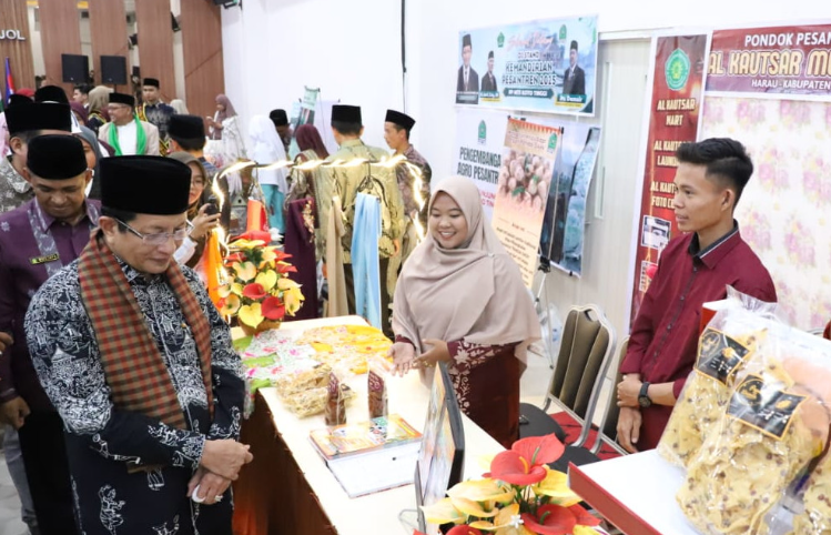 Menag Dorong Penguatan Karakter Santri Berbasis Kecerdasan Kontemplasi Menag Nasaruddin Umar bantu dorong penguatan karakter santri berbasis kecerdasan kontemplasi. (kemenag.go.id)
