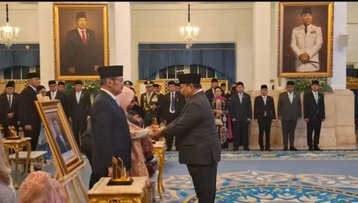 Prabowo Anugerahkan Gelar Pahlawan Nasional kepada 10 Tokoh Prosesi penganugrahan gelar pahlawan oleh Presiden Prabowo. (inilah.com)