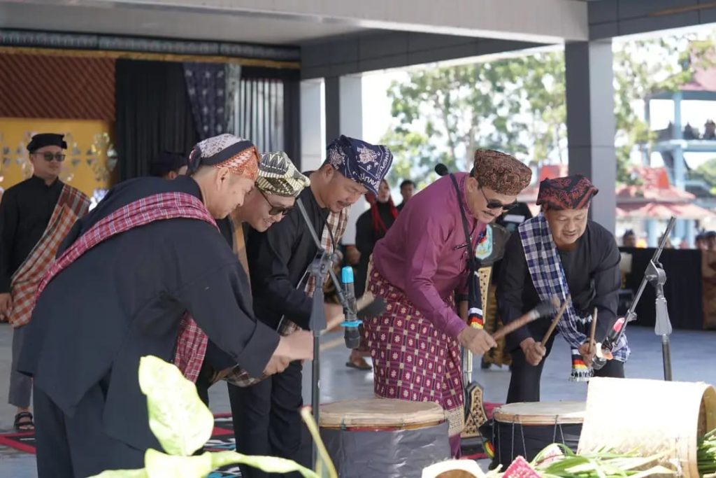 Festival Budaya Kerinci 2025 Dibuka Meriah di Danau Kerinci Festival Budaya Kerinci 2025 di Danau Kerinci (Vina/GOnews.id)