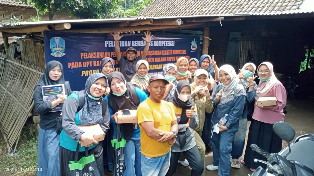 Dr. Puguh Wiji Pamungkas Fasilitasi Pelatihan Warga Pringu Jadi Peternak Ayam Bersertifikat