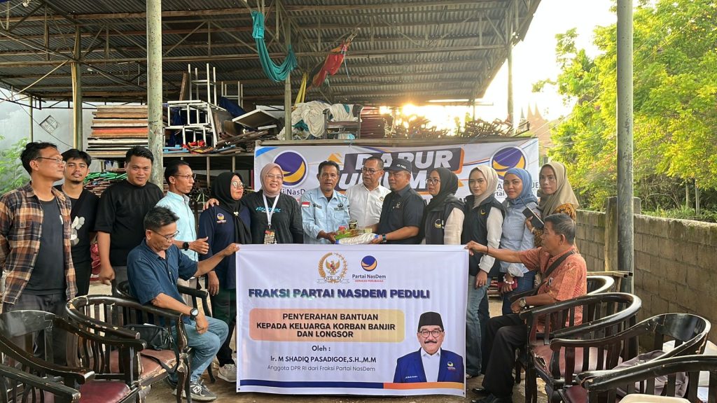 NasDem Gerak Cepat Bantu Korban Banjir Sumbar Dipimpin Shadiq P. Caption : Pengurus Partai NasDem dan relawan MSP menyiapkan logistik untuk kemudian disalurkan kepada warga yang terdampak bencana. Rabu malam (3/12/2025)