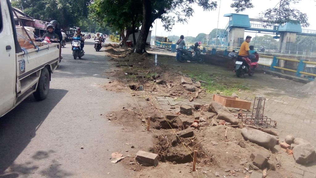 pembangunan pagar pengaman Sungai Rolak Songo Mojoanyar