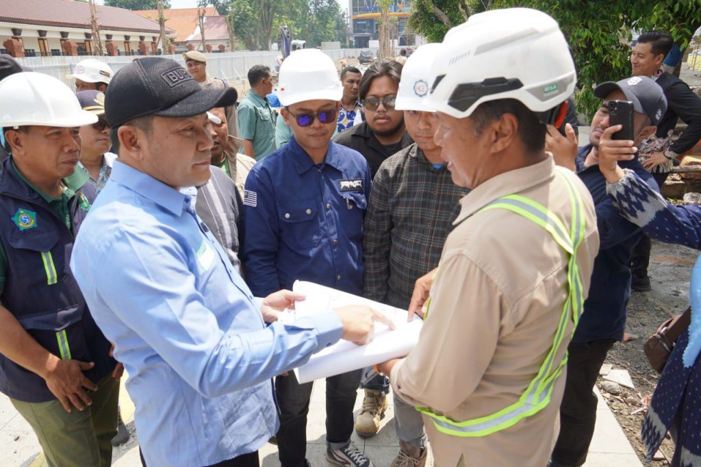 Bupati Subandi menemukan banyak kekurangan dalam proyek revitalisasi Alun-alun Sidoarjo