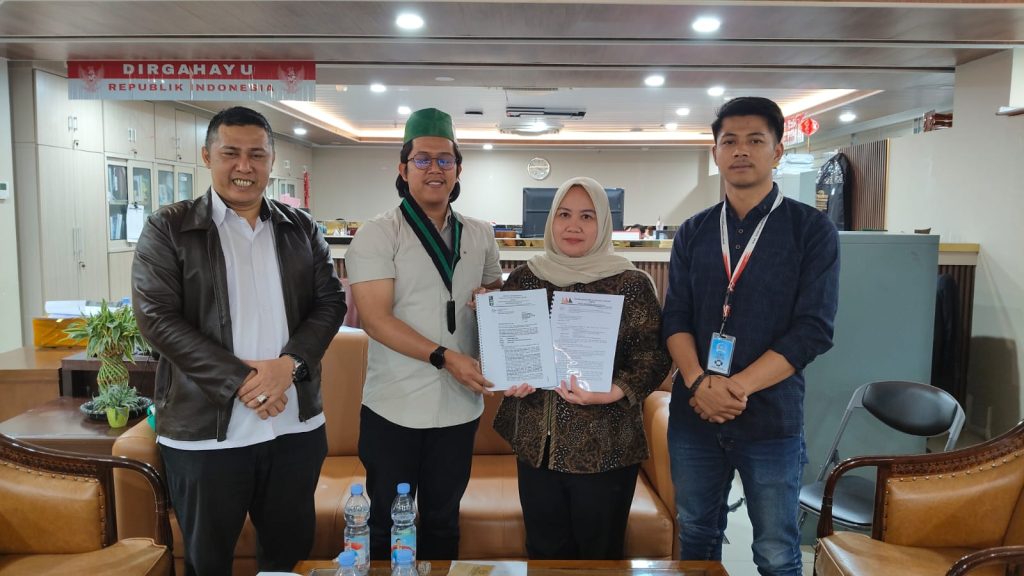 Perwakilan Badko HMI Sumbar bersama Forum Pemuda Sumatera Barat, Mmenyerahkan laporan resmi dugaan pelanggaran etik anggota DPD RI ke Sekretariat BK DPD RI, Jumat (5/12/2025).