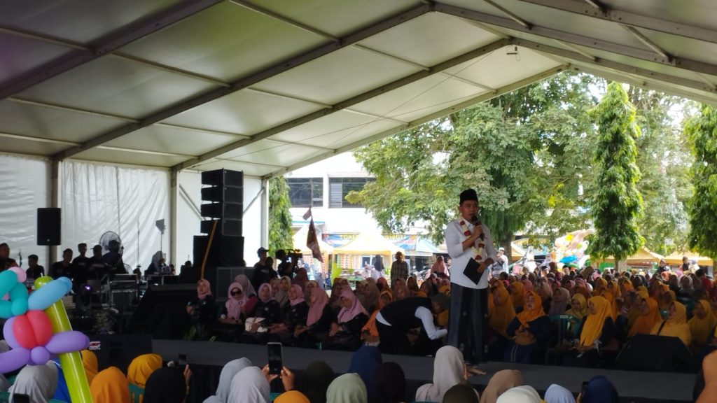 Foto Edi Mulyono.Bupati jember Muhammad Fawait dalam acara apel sholawat di alun alun Rambipuji