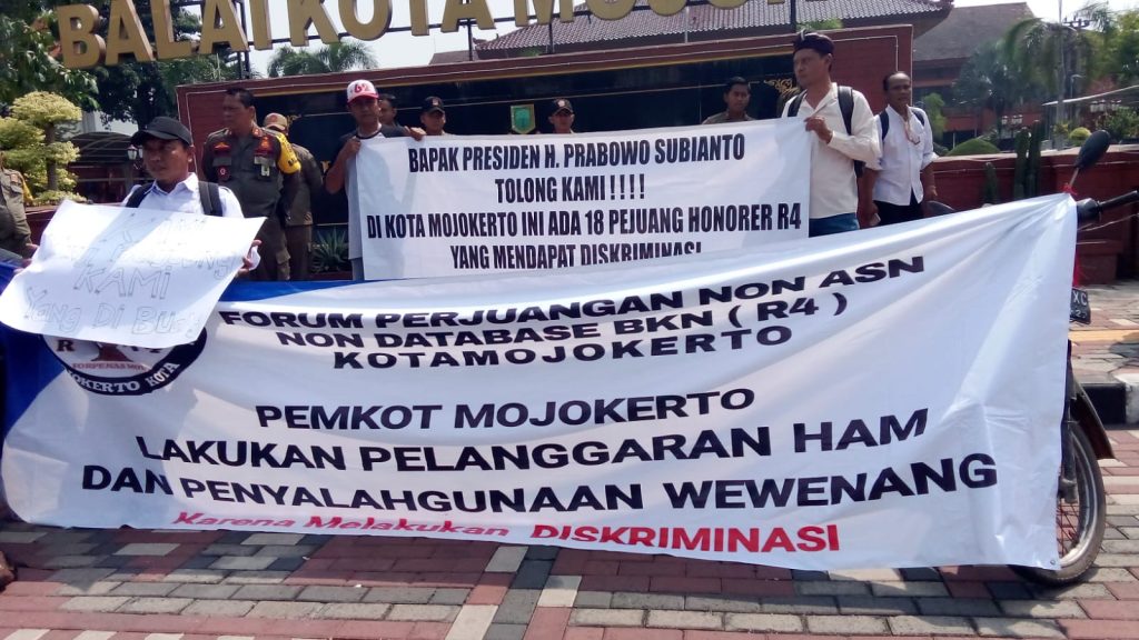 Non ASN Mojokerto Gelar Aksi Damai Tagih Janji Usulan Database BKN Aksi tenaga non ASN Pemerintah Kota Mojokerto, Senin (8/12/2025) (HB/GOnews.id)