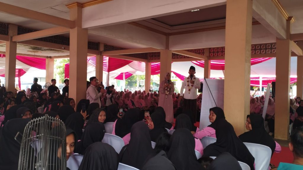 Foto Edi Mulyono Bupati Jember Muhammad Fawait bersama Ning Gihyta dalam acara Gus,e menyapa Balung