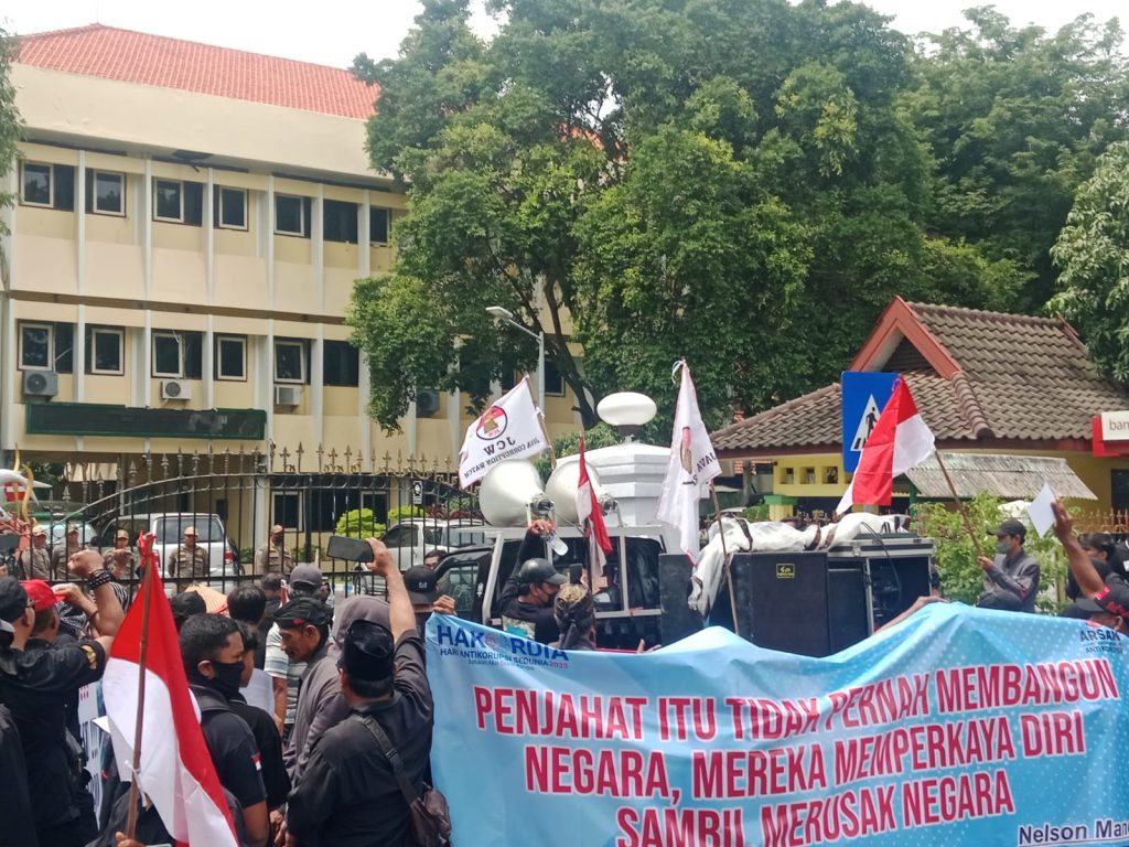 ARSAK Demo Serentak Kritik Pemerintahan Sidoarjo Massa aksi ARSAK gelar demo peringati Hakordia di tiga tempat, Selasa (9/12/2025)