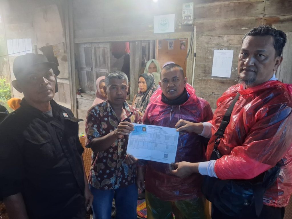 Suasana Wabup Pasbar, M. Ihpan saat menyerahkan Dokumen Kependudukan berupa Kartu Keluarga (KK) dan Kartu Tanda Penduduk (KTP) kepada warga Tinggam Talu yang menjadi korban longsor (Saipen/GOnews.id).