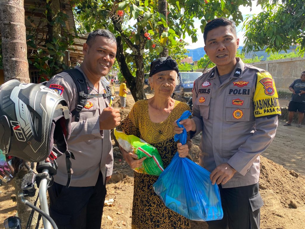 Kapolresta Padang Kombes Pol Apri Wibowo, S.I.K., M.H., bersama Bhabinkamtibmas menyalurkan bantuan kemanusiaan dari Kapolda Sumbar. Selasa (9/12/2025) (Fhoto : Dioni/Gonews.id)
