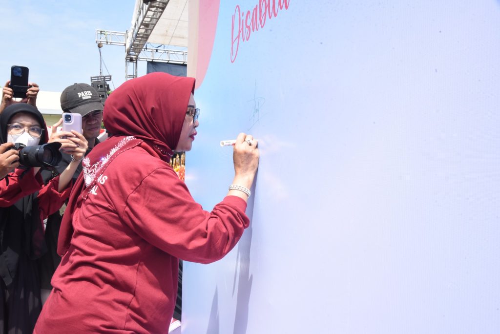 Sidoarjo Deklarasikan Sekolah Tanpa Diskriminasi Wakil Bupati Sidoarjo, Hj. Mimik Idayana saat deklarasikan Sekolah tanpa Diskriminasi, Rabu (10/12/2025). (Nug/GOnews.id)