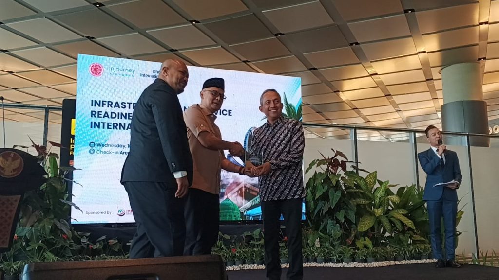 Menteri Haji dan Umroh, Muhamad Irfan Yusuf dan Direktur PT Surya Dhoho Investama (SDHI), Maksin Arisandi saat acara pertemuan dengan 28 maskapai di Bandara Dhoho Kediri ( gonews.id/Darman)