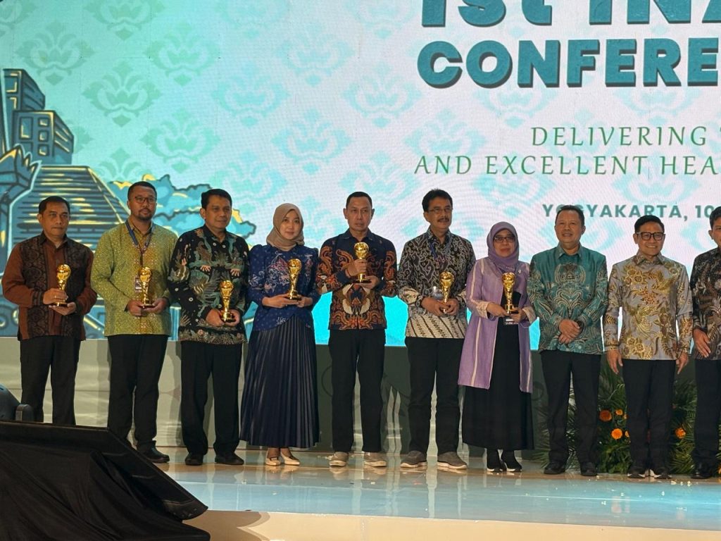 Kota Mojokerto dinobatkan sebagai Juara 1 Pemerintah Kabupaten/Kota dengan Komitmen Anti Kecurangan Terbaik oleh BPJS Kesehatan RI. Penghargaan diberikan langsung oleh Menteri Koordinator Pemberdayaan Masyarakat, Muhaimin Iskandar, Rabu (10/12/2025) (Diskominfo Kota Mojokerto)