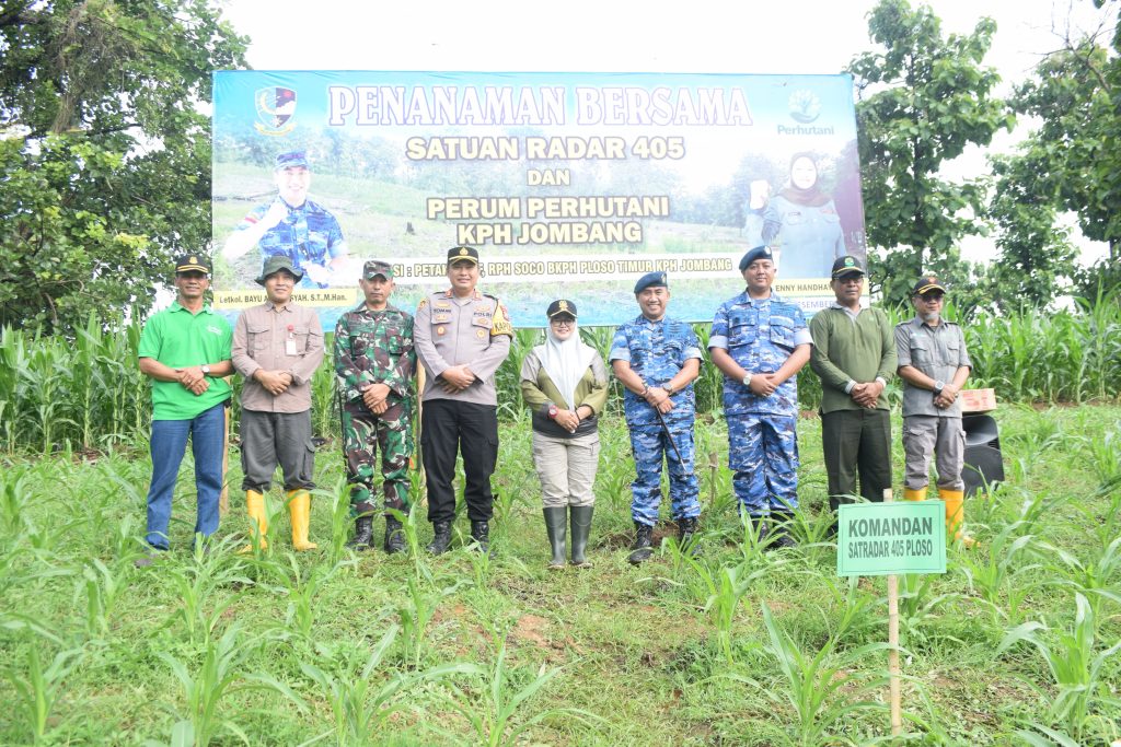 Perhutani Jombang dan TNI AU Satradar 405 tanam 4.000 bibit jati di Kabuh