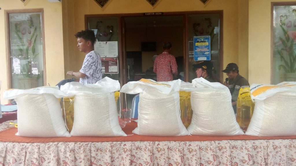 Penyaluran bantuan pangan Desa Jeruk Seger Mojokerto (HB/GOnews.id)