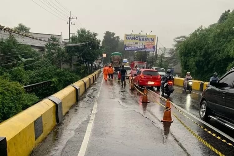 Jembatan Mastrip Nangkaan Retak, Akses Diperketat Kondisi jembatan ratak dijalan mastrip kelurahan Nangkaan kabupaten bondowoso.