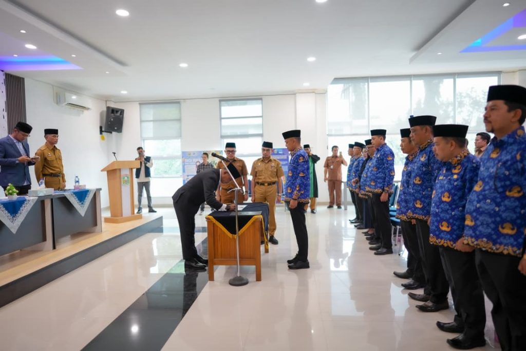 Bupati Solok Lantik Pejabat Tinggi Pratama, Perkuat Birokrasi Bupati Solok Jon Firman Pandu saat melantik Pejabat Pimpinan Tinggi Pratama di lingkungan Pemerintah Kabupaten Solok di Aula Perpusda Kabupaten Solok, Senin (15/12/2025). (Fhoto : Dioni/Gonews.id)