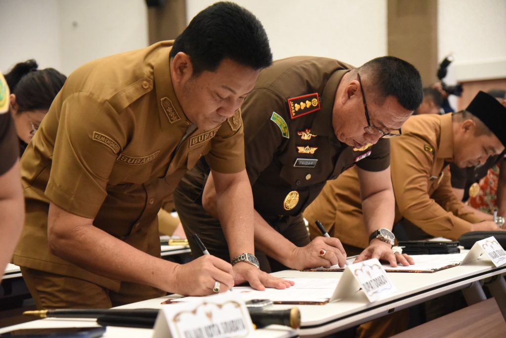 Bupati Sidoarjo H.Subandi menandatangani perjanjian kerjasama (PKS) tentang Pidana Kerja Sosial di Aula Fakultas Hukum Universitas Airlangga Surabaya 