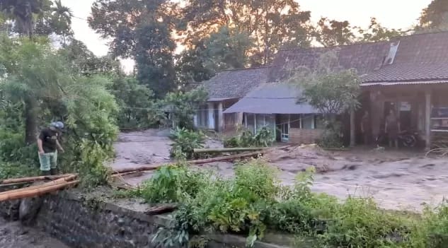 Sungai Tersumbat Kayu, Dusun Peh Kembali Dilanda Banjir Kondisi banjir bandang di dusun PE desa gunungsari, Maesan, Bondowoso
