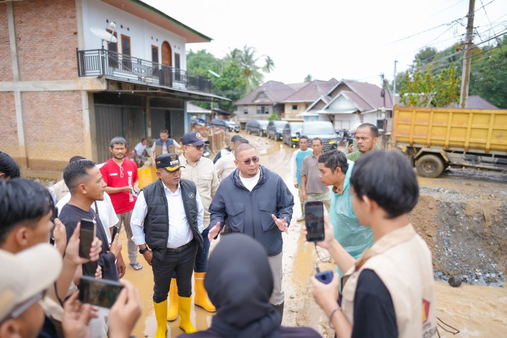 Bupati Solok Dampingi Andre Rosiade Tinjau Lokasi Bencana