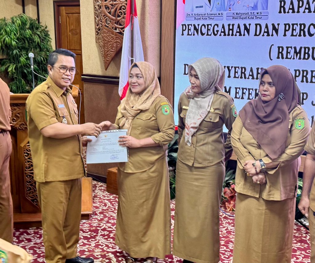 Wakil Bupati Kutim Mahyunadi saat membuka Rapat koordinasi TPPS di Ruang Tempudau, Kantor Bupati Kutim, Selasa (16/12/2025). (Wahyu/GOnews.id)