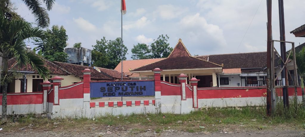 Foto Edi Mulyono balai desa Seputih kecamatan Mayang