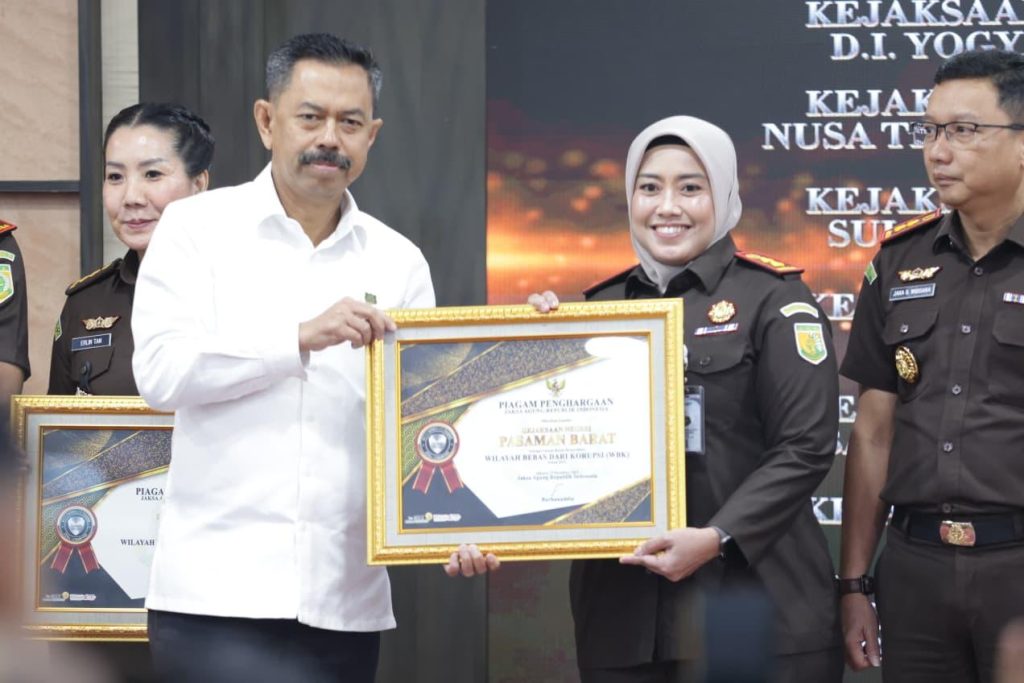 Kejari Pasbar Raih WBK, Tjut Zelvira Terima Apresiasi Kejagung