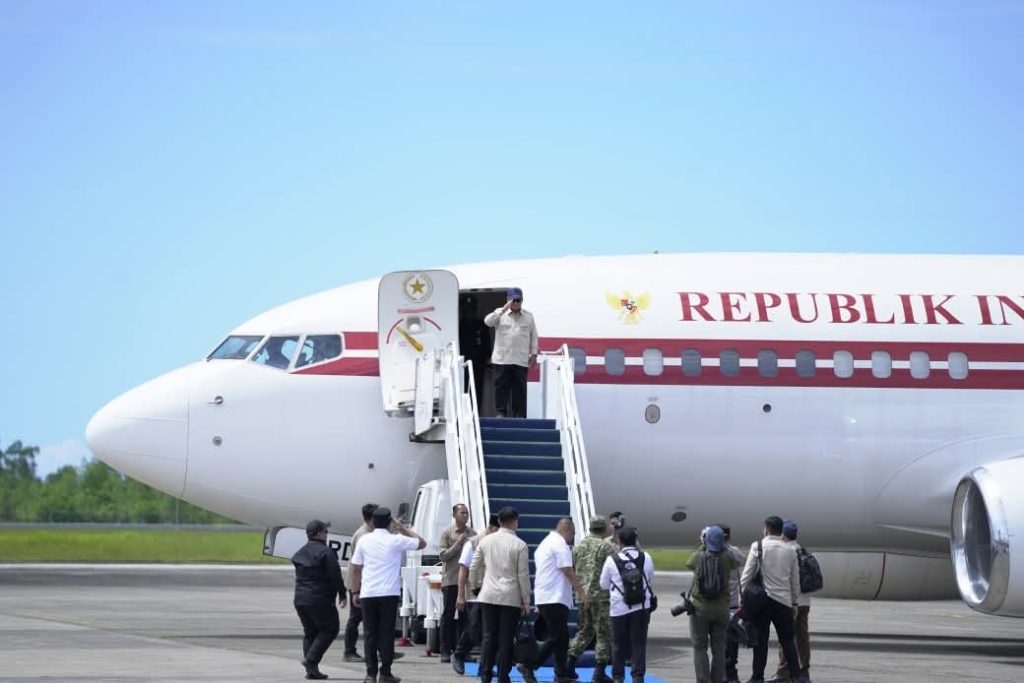 Gubernur Sumatera Barat Mahyeldi Ansharullah bersama Wakil Gubernur Vasko Ruseimy melepas kepulangan Presiden Republik Indonesia Prabowo Subianto di Bandara Internasional Minangkabau (BIM), Kabupaten Padang Pariaman, Kamis (18/12/2025). (Fhoto : Dioni/Gonews.id)