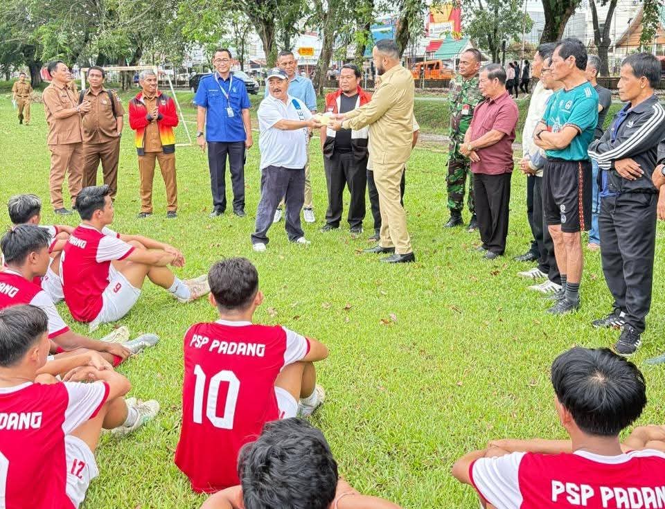 PSP Padang Matangkan Persiapan Liga 4, Dukungan Pemkot Mengalir Wali Kota Padang Fadly Amran memberikan arahan dan motivasi kepada para pemain PSP Padang saat meninjau sesi latihan di Lapangan Lanud Padang, Kamis (18/12/2025).