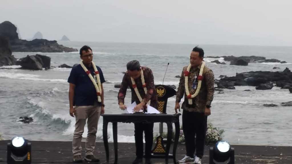 Foto Edi Mulyono Bupati Jember Muhammad Fawait bersama kepala perhutani divisi regional Jawa Timur serta Dirut PT Palawi tanda tangani kerjasama pengelolaan pariwisata watu ulo dan pantai papuma