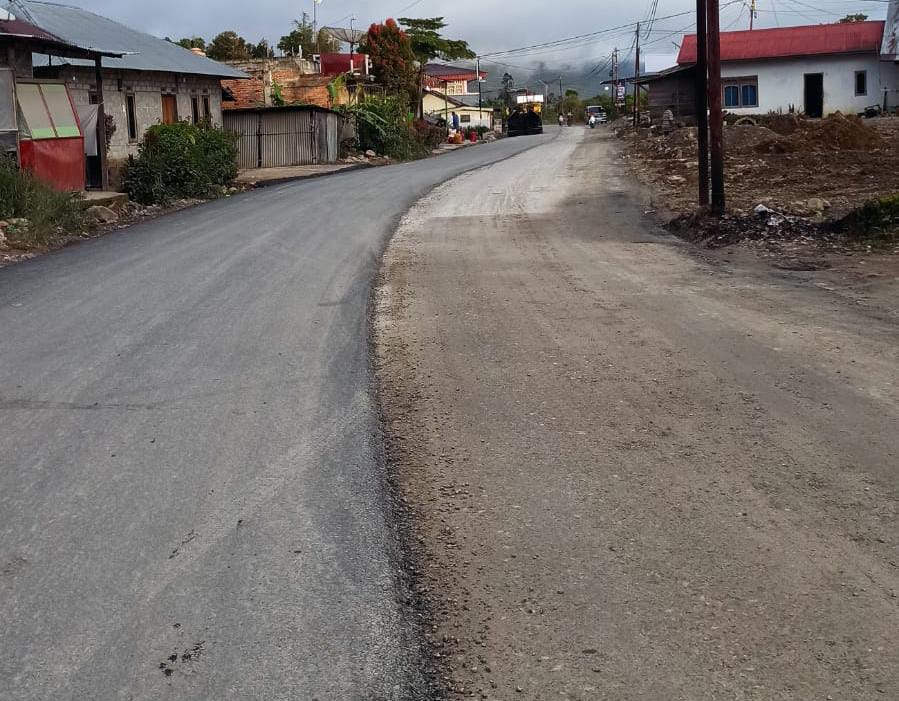 Perbaikan Jalan Taratak Galundi–Alahan Panjang Dikebut Proses pengerjaan peningkatan dan perbaikan jalan ruas Taratak Galundi–Alahan Panjang, Kecamatan Alahan Panjang, Kabupaten Solok, Sumatera Barat, Jumat (19/12/2025). ( Fhoto : Dioni/Gonews.id)